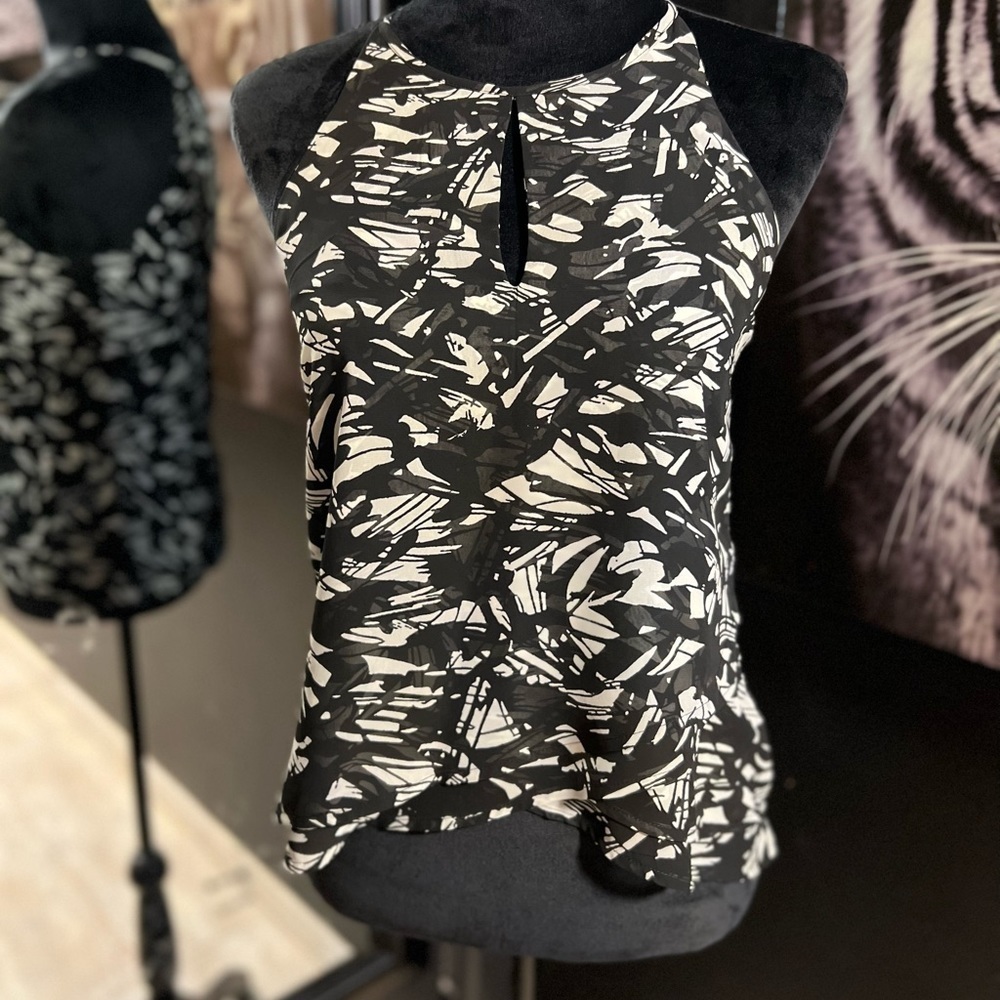 🖤🤍LIKE NEW BANANA REPUBLIC SLEEVELESS KEYHOLE FRONT BLACK & WHITE BLOUSE sz XS - Picture 2 of 7